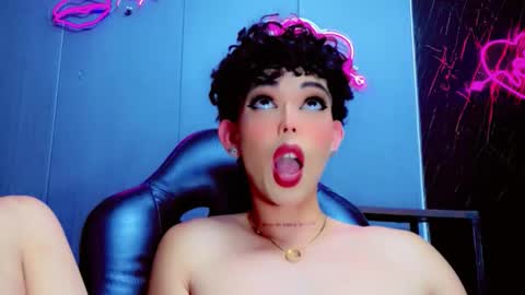 Snapshot of valentinne_marian chatting on 11-21-25, 04:27 Marian online show from 11-21-25, 04:27