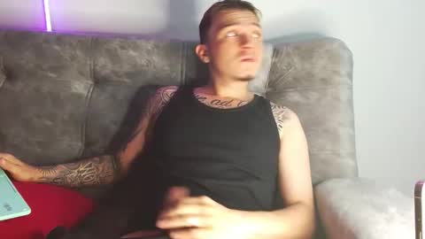 Snapshot of valentino_bel chatting on 11-25-25, 01:33 Nick online show from 11-25-25, 01:33