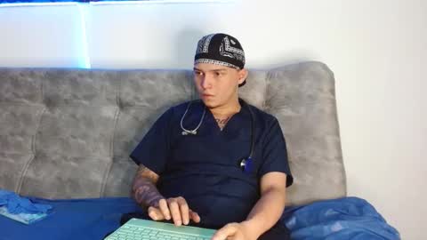 Snapshot of valentino_bel chatting on 11-28-25, 04:15 Nick online show from 11-28-25, 04:15