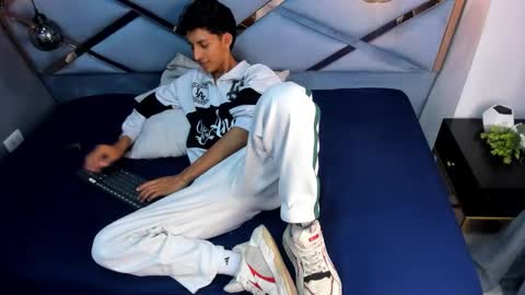 Snapshot of valentino_lux chatting on 11-29-25, 03:20 valentino lux online show from 11-29-25, 03:20