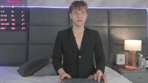 Snapshot of valentino_moon chatting on 12-17-24, 02:44 valentino moon online show from 12-17-24, 02:44