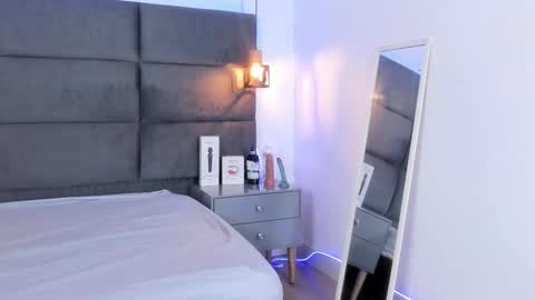 Snapshot of valentino_moon chatting on 10-12-25, 02:43 valentino moon online show from 10-12-25, 02:43