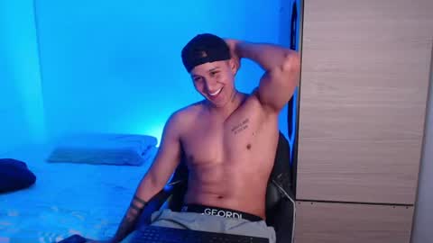 Snapshot of valentinosex_1 chatting on 07-08-26, 10:58 VALENTINO online show from 07-08-26, 10:58