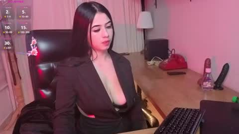 Snapshot of valeria_restrepo chatting on 05-17-26, 11:28 Valeria online show from 05-17-26, 11:28