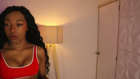 Snapshot of valeriebony chatting on 01-05-25, 03:53 Valerie Style3 online show from 01-05-25, 03:53