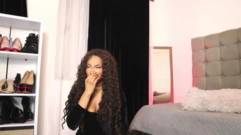 Snapshot of valeriebony chatting on 02-20-25, 09:55 Valerie Style3 online show from 02-20-25, 09:55