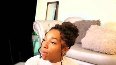 Snapshot of valeriebony chatting on 10-21-25, 03:51 Valerie Style3 online show from 10-21-25, 03:51