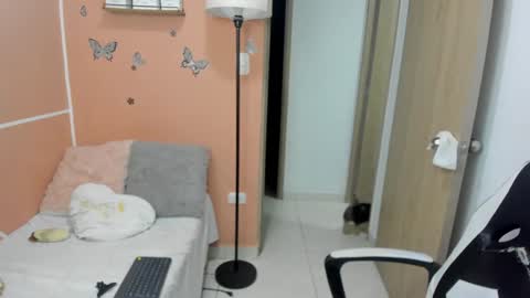 Snapshot of valerihouse chatting on 12-02-24, 12:41 Juli C online show from 12-02-24, 12:41