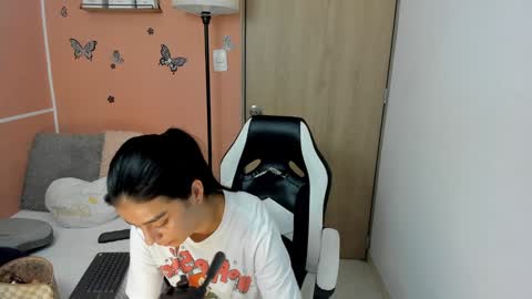 Snapshot of valerihouse chatting on 12-16-24, 09:09 Juli C online show from 12-16-24, 09:09