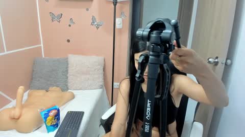 Snapshot of valerihouse chatting on 12-19-24, 10:42 Juli C online show from 12-19-24, 10:42