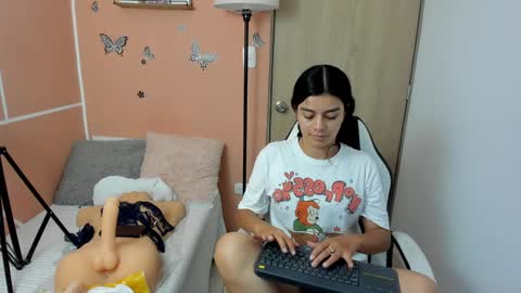 Snapshot of valerihouse chatting on 12-28-24, 10:13 Juli C online show from 12-28-24, 10:13