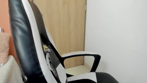 Snapshot of valerihouse chatting on 02-15-25, 09:15 Juli C online show from 02-15-25, 09:15