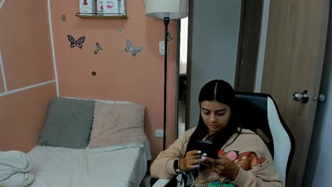 Snapshot of valerihouse chatting on 03-06-25, 06:59 Juli C online show from 03-06-25, 06:59