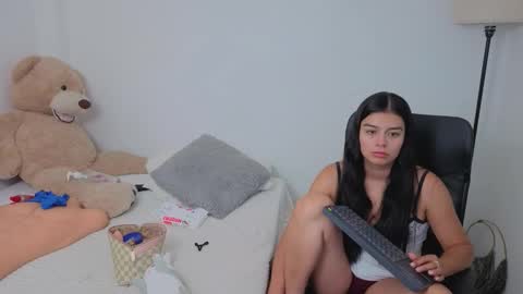 Snapshot of valerihouse chatting on 09-11-25, 12:44 Juli C online show from 09-11-25, 12:44