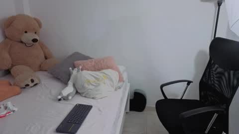 Snapshot of valerihouse chatting on 09-17-25, 12:12 Juli C online show from 09-17-25, 12:12