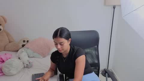 Snapshot of valerihouse chatting on 09-25-25, 11:52 Juli C online show from 09-25-25, 11:52