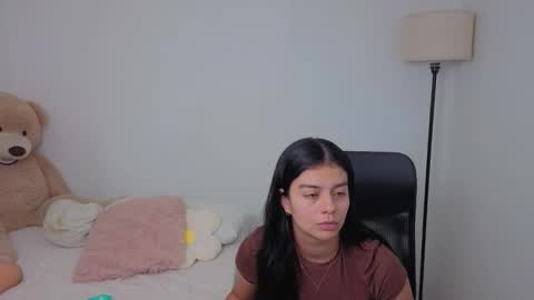 Snapshot of valerihouse chatting on 10-03-25, 01:02 Juli C online show from 10-03-25, 01:02