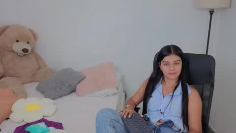 Snapshot of valerihouse chatting on 10-04-25, 10:52 Juli C online show from 10-04-25, 10:52