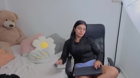 Snapshot of valerihouse chatting on 10-08-25, 12:08 Juli C online show from 10-08-25, 12:08
