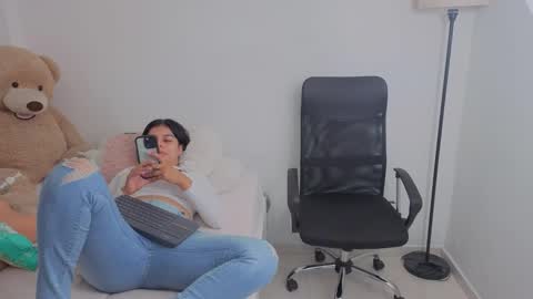 Snapshot of valerihouse chatting on 10-16-25, 12:44 Juli C online show from 10-16-25, 12:44