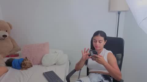 Snapshot of valerihouse chatting on 10-17-25, 12:36 Juli C online show from 10-17-25, 12:36
