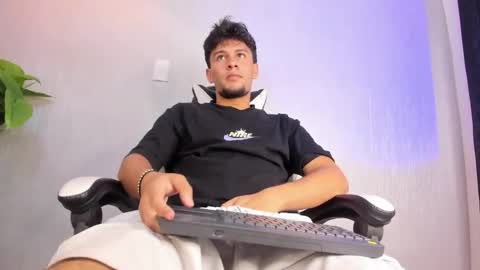 Snapshot of valetino_stonee chatting on 03-18-26, 07:17 Valentino online show from 03-18-26, 07:17