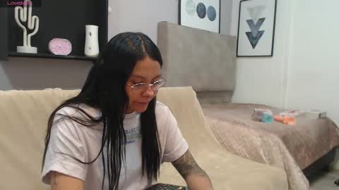 Snapshot of valevicious chatting on 02-19-25, 07:05 valevicious online show from 02-19-25, 07:05