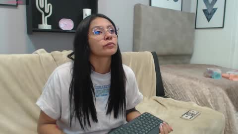 Snapshot of valevicious chatting on 02-19-25, 10:09 valevicious online show from 02-19-25, 10:09