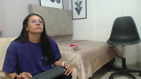 Snapshot of valevicious chatting on 02-25-25, 07:47 valevicious online show from 02-25-25, 07:47