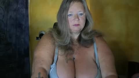 Snapshot of vampwoman chatting on 05-05-26, 07:16 vampwoman online show from 05-05-26, 07:16