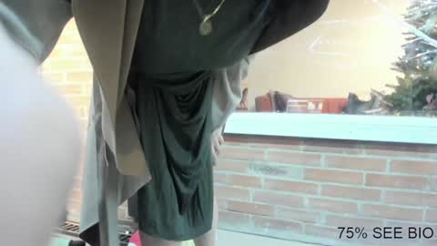 Snapshot of vanandjuani chatting on 12-24-24, 01:27 vanessa online show from 12-24-24, 01:27