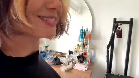 Snapshot of vanandjuani chatting on 05-29-26, 05:22 vanessa online show from 05-29-26, 05:22