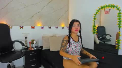 Snapshot of vanesa_castillo chatting on 10-25-25, 10:04 vanessa online show from 10-25-25, 10:04