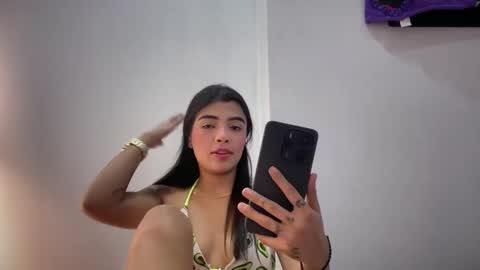 Snapshot of vanesa_castillo chatting on 12-18-25, 06:41 vanessa online show from 12-18-25, 06:41