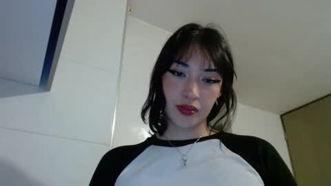 Snapshot of vanesaafoxx chatting on 12-22-25, 05:37 Vans online show from 12-22-25, 05:37