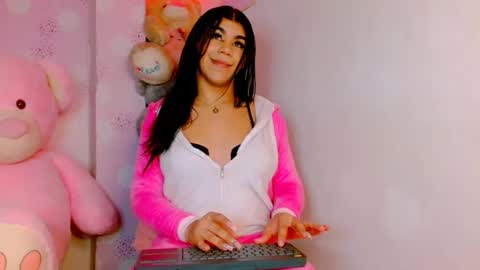 Snapshot of vanessa_brett_1 chatting on 12-17-24, 05:40 vanessa online show from 12-17-24, 05:40