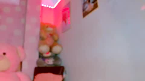 Snapshot of vanessa_brett_1 chatting on 12-19-24, 05:29 vanessa online show from 12-19-24, 05:29