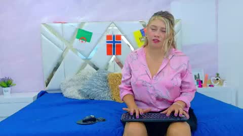 Snapshot of vanessa_duartee chatting on 06-23-26, 07:12 Vanessa online show from 06-23-26, 07:12