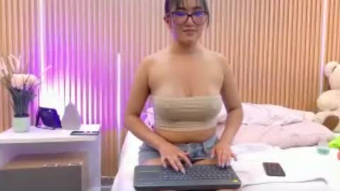 Snapshot of vanessa_fx chatting on 07-17-26, 10:14 Vanessa online show from 07-17-26, 10:14