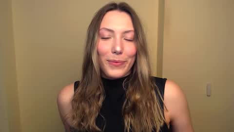 Snapshot of vanessakim_ chatting on 03-05-25, 08:00 Vanessa online show from 03-05-25, 08:00