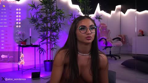 Snapshot of vanessasimon chatting on 12-26-24, 12:16 Vanessa Simon online show from 12-26-24, 12:16