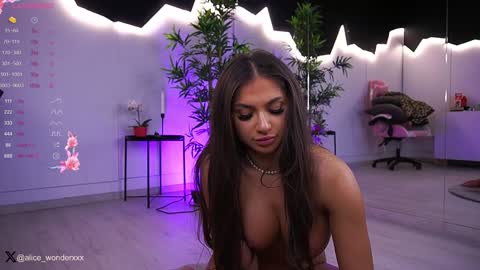 Snapshot of vanessasimon chatting on 12-28-24, 08:16 Vanessa Simon online show from 12-28-24, 08:16