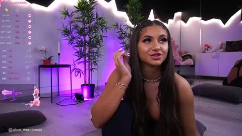 Snapshot of vanessasimon chatting on 12-29-24, 06:14 Vanessa Simon online show from 12-29-24, 06:14
