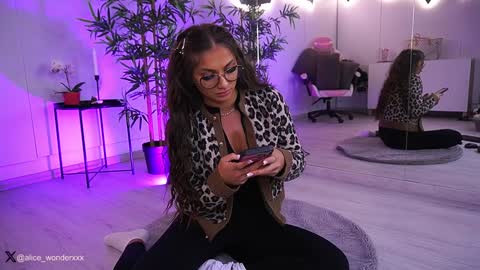 Snapshot of vanessasimon chatting on 01-03-25, 06:22 Vanessa Simon online show from 01-03-25, 06:22