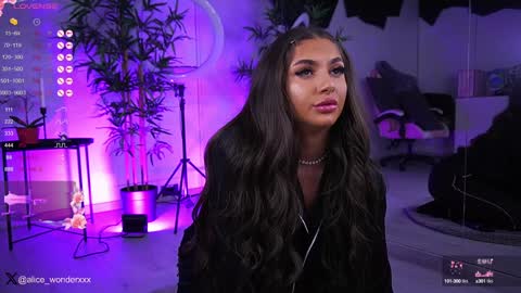 Snapshot of vanessasimon chatting on 01-14-25, 06:24 Vanessa Simon online show from 01-14-25, 06:24