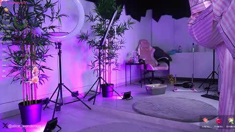Snapshot of vanessasimon chatting on 01-19-25, 06:31 Vanessa Simon online show from 01-19-25, 06:31