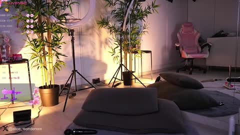 Snapshot of vanessasimon chatting on 01-25-25, 11:44 Vanessa Simon online show from 01-25-25, 11:44