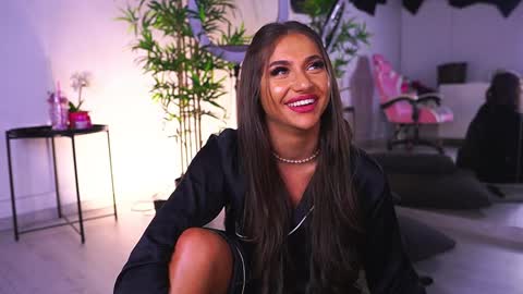 Snapshot of vanessasimon chatting on 02-02-25, 12:46 Vanessa Simon online show from 02-02-25, 12:46