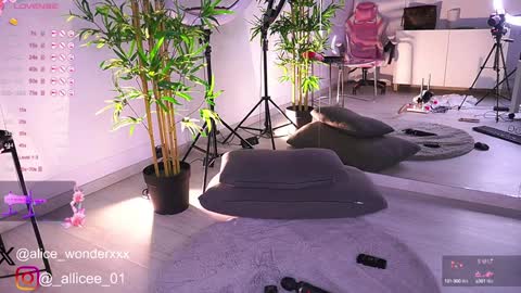 Snapshot of vanessasimon chatting on 02-08-25, 12:17 Vanessa Simon online show from 02-08-25, 12:17