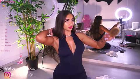 Snapshot of vanessasimon chatting on 02-11-25, 07:02 Vanessa Simon online show from 02-11-25, 07:02